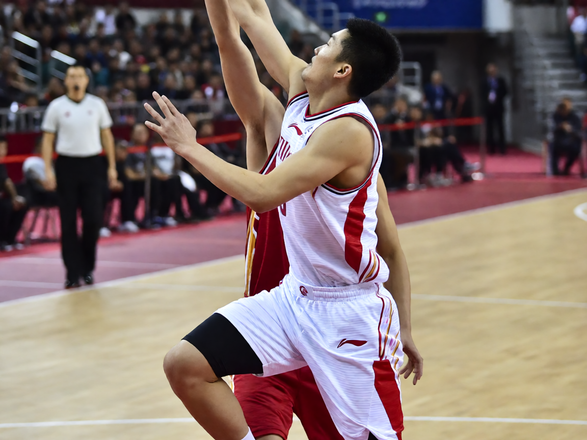 篮球赛事：NBA与国际篮球联赛精彩对决，展示球场竞技画面